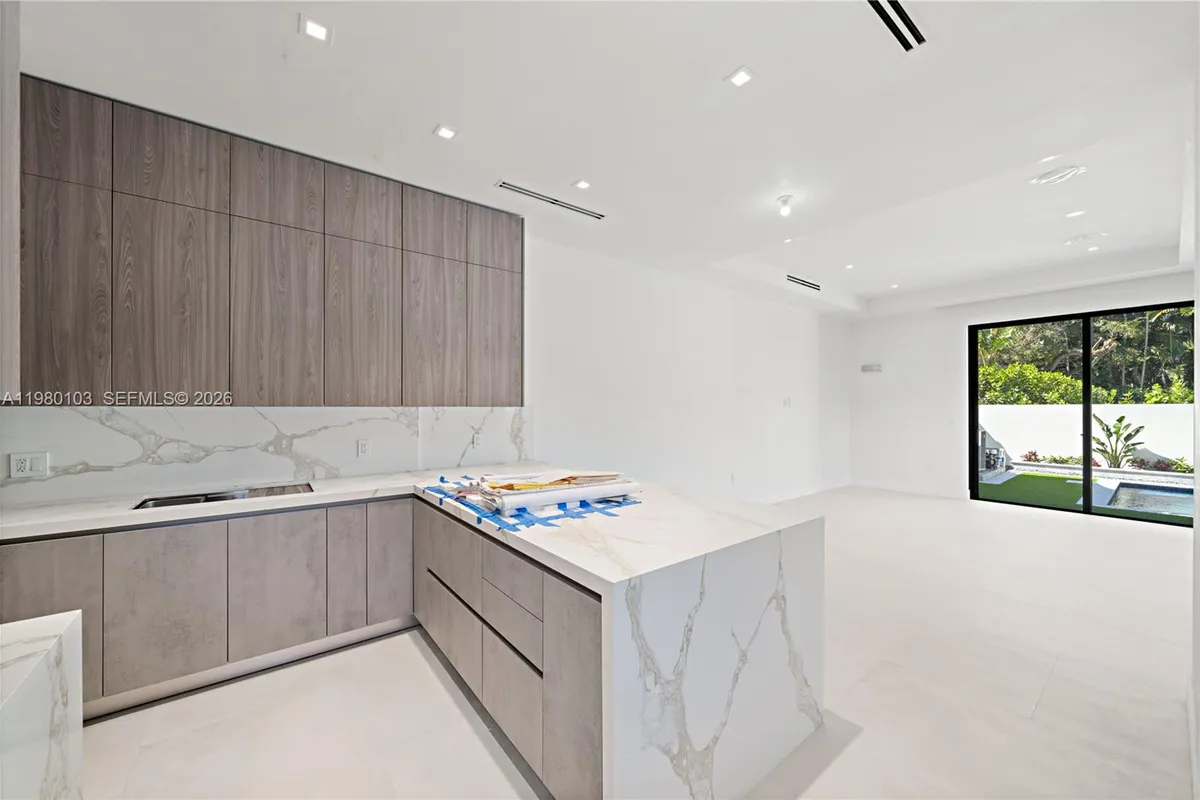 2710 S Le Jeune Rd, Coral Gables FL 33134