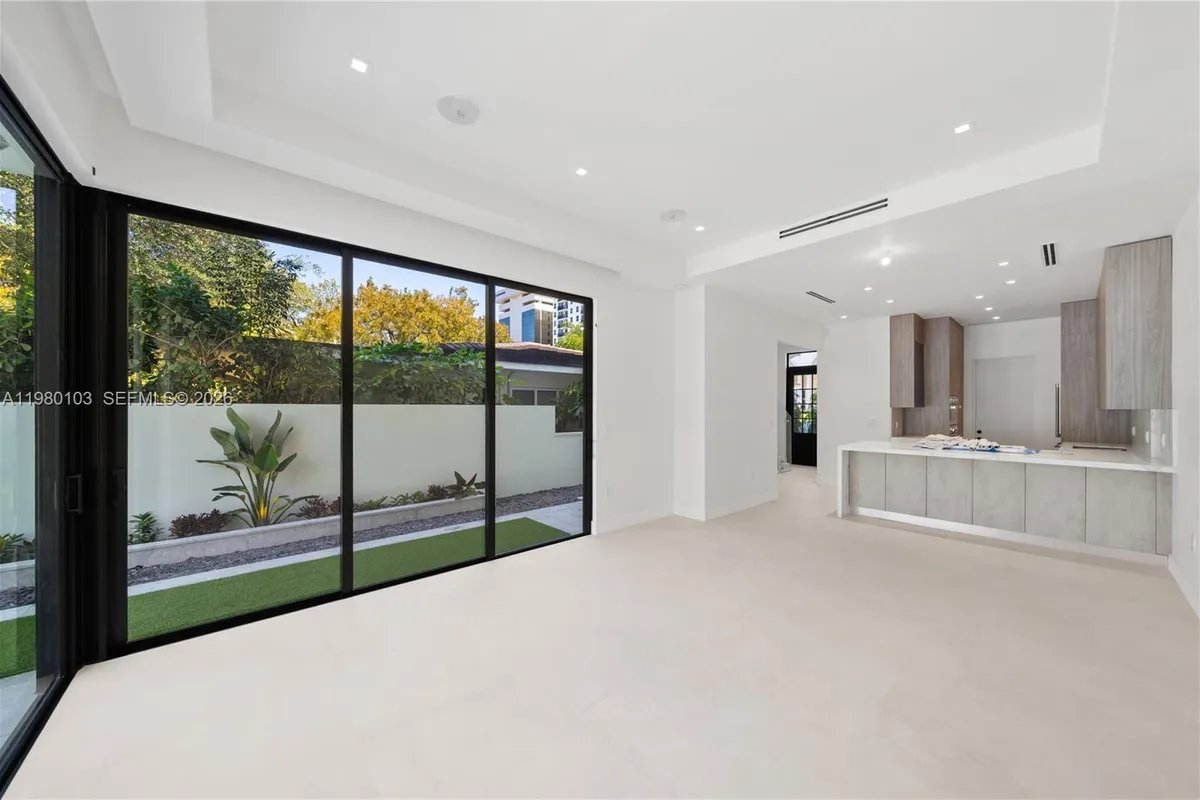 2710 S Le Jeune Rd, Coral Gables FL 33134