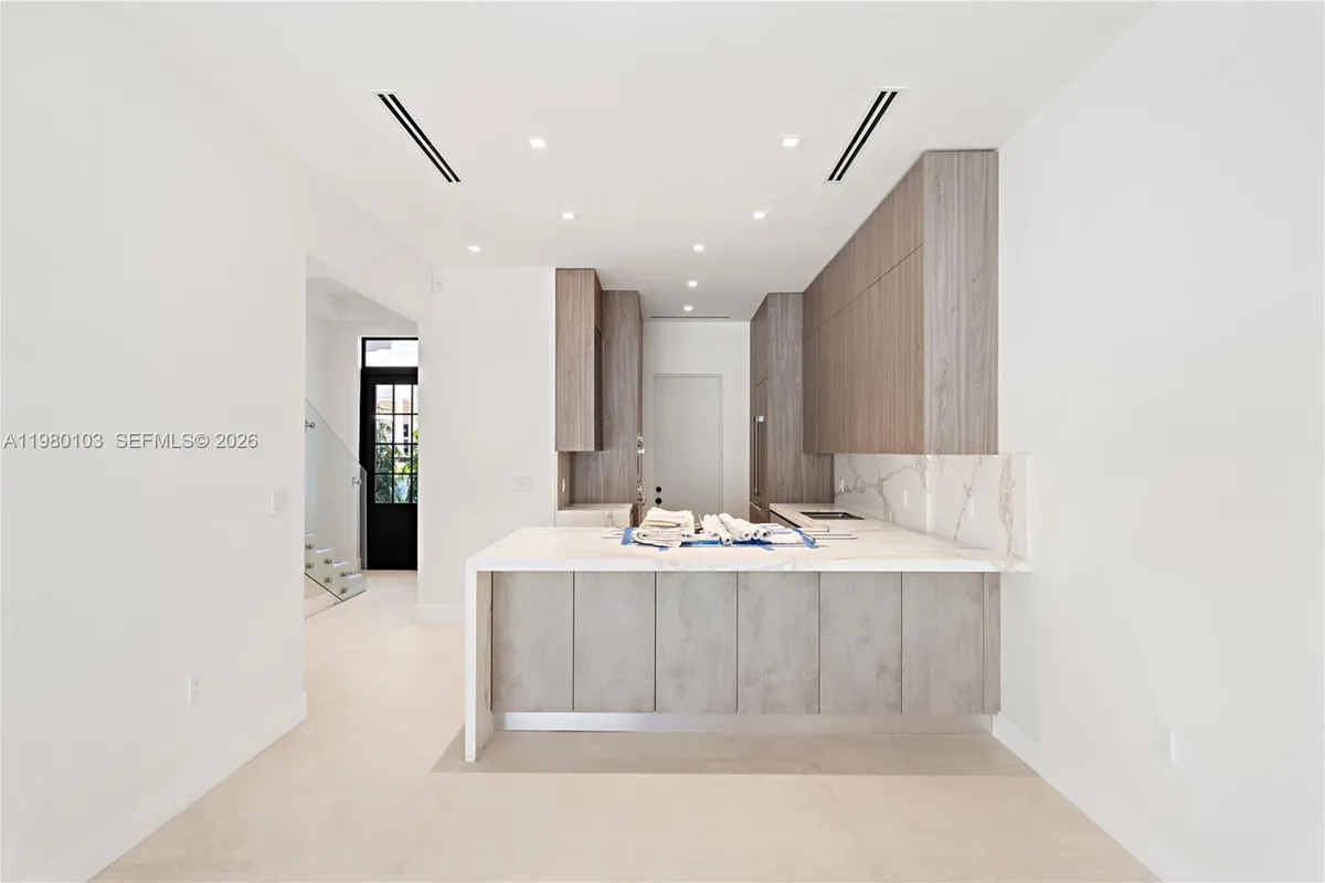 2710 S Le Jeune Rd, Coral Gables FL 33134