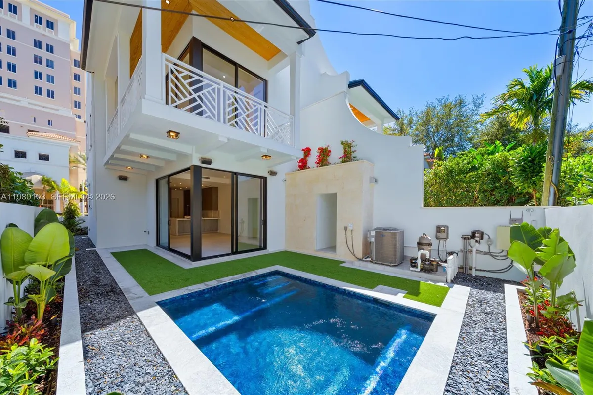 2710 S Le Jeune Rd, Coral Gables FL 33134