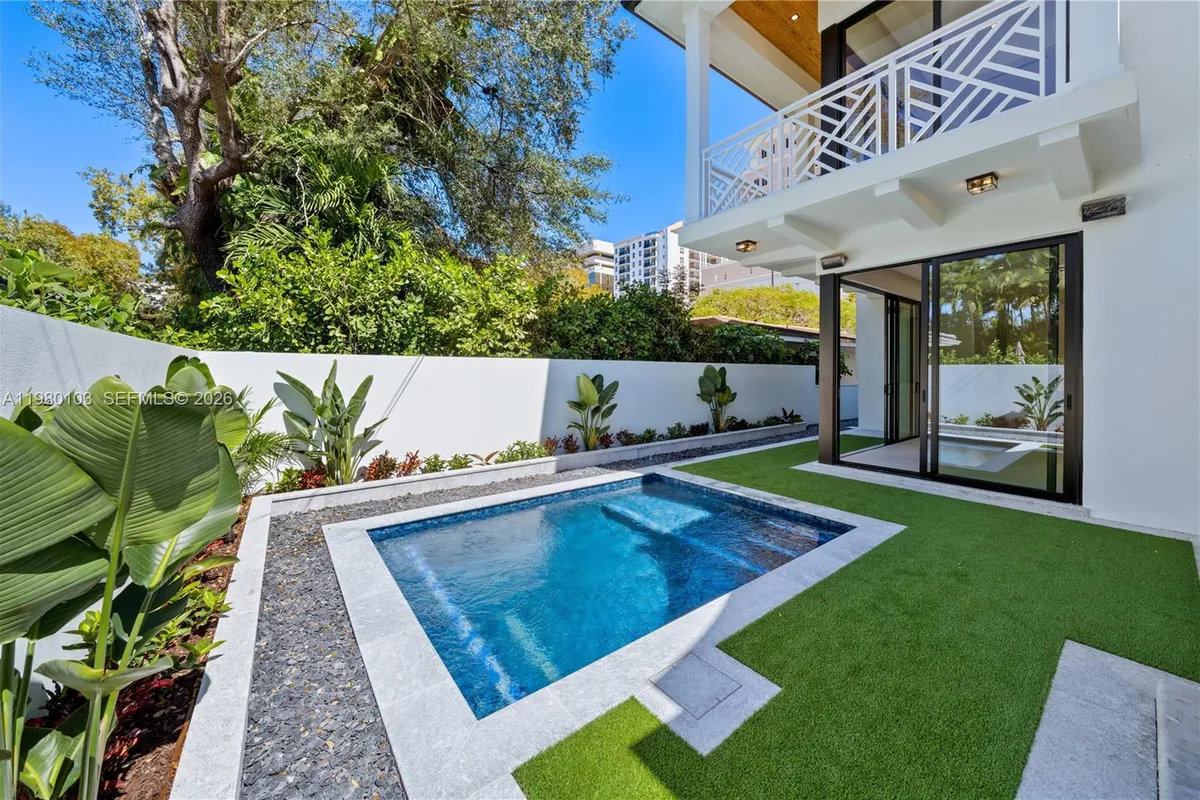 2710 S Le Jeune Rd, Coral Gables FL 33134