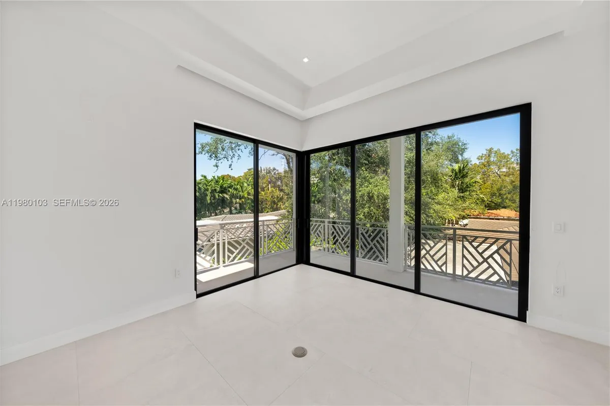 2710 S Le Jeune Rd, Coral Gables FL 33134