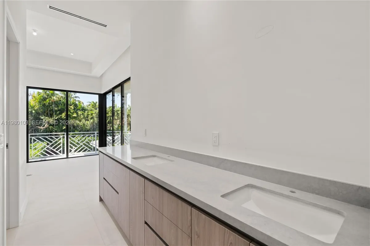 2710 S Le Jeune Rd, Coral Gables FL 33134