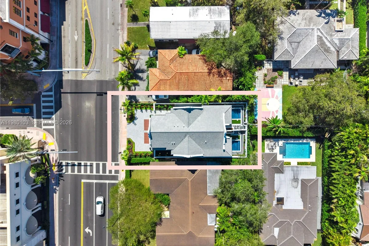 2710 S Le Jeune Rd, Coral Gables FL 33134