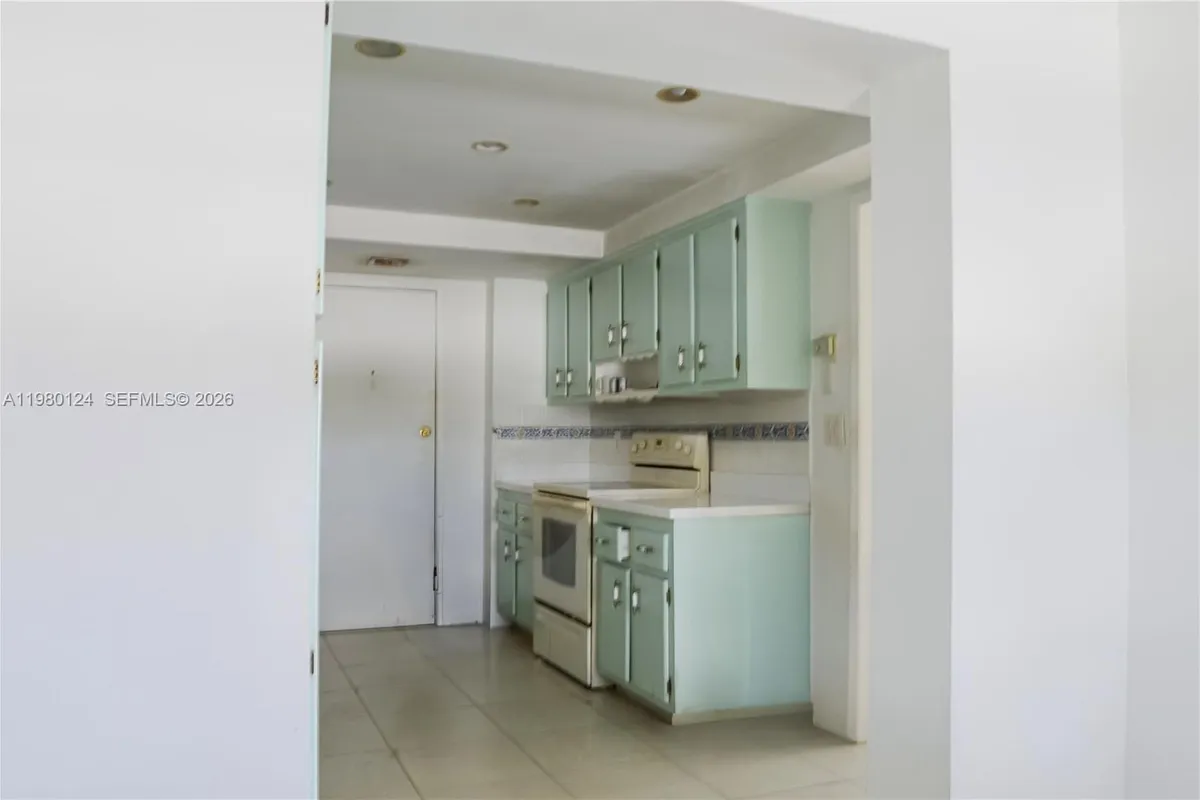 2841 NE 163rd St # 902, North Miami Beach FL 33160