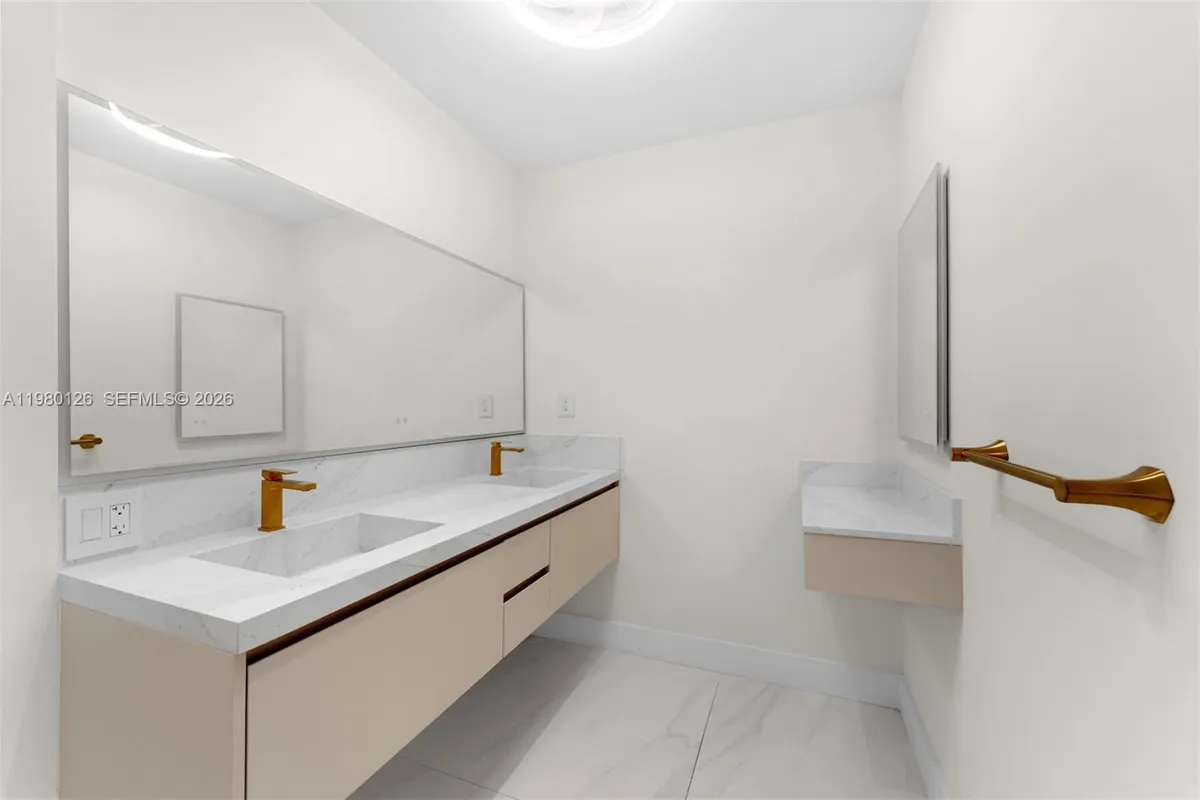 900 Biscayne Blvd # 4202, Miami FL 33132