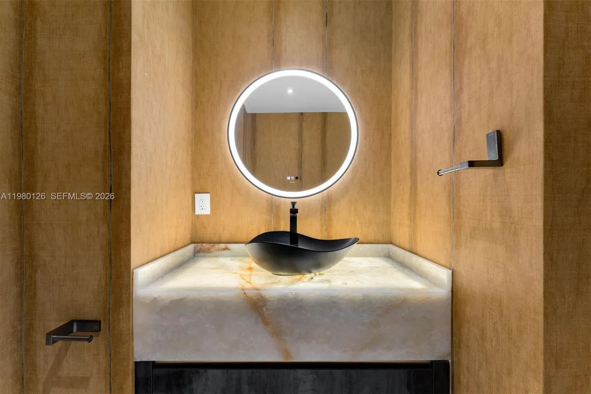 900 Biscayne Blvd # 4202, Miami FL 33132