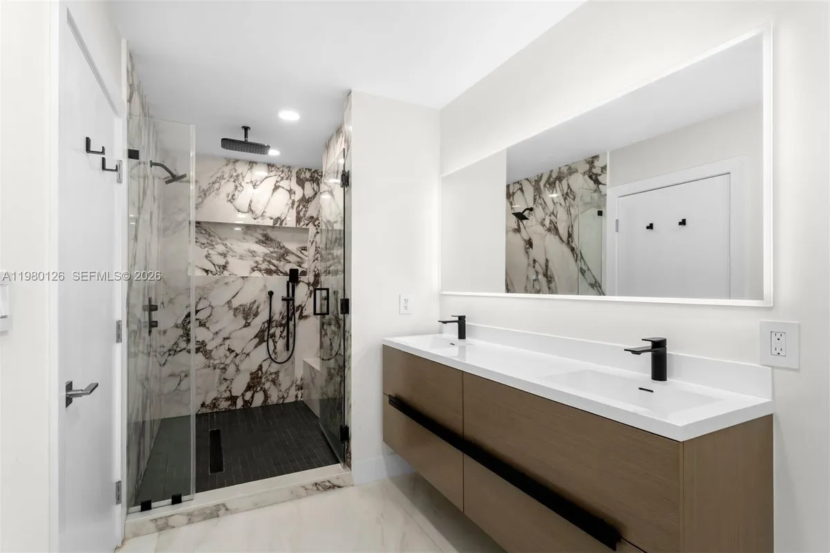 900 Biscayne Blvd # 4202, Miami FL 33132