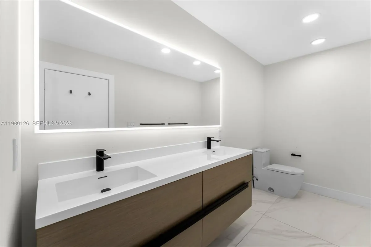 900 Biscayne Blvd # 4202, Miami FL 33132