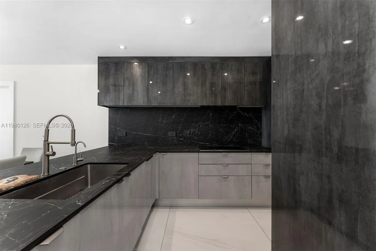 900 Biscayne Blvd # 4202, Miami FL 33132