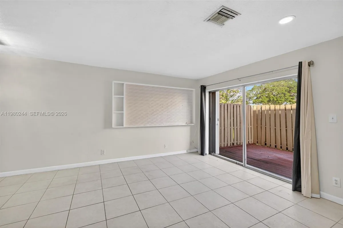 5843 Woodlands Blvd, Tamarac FL 33319