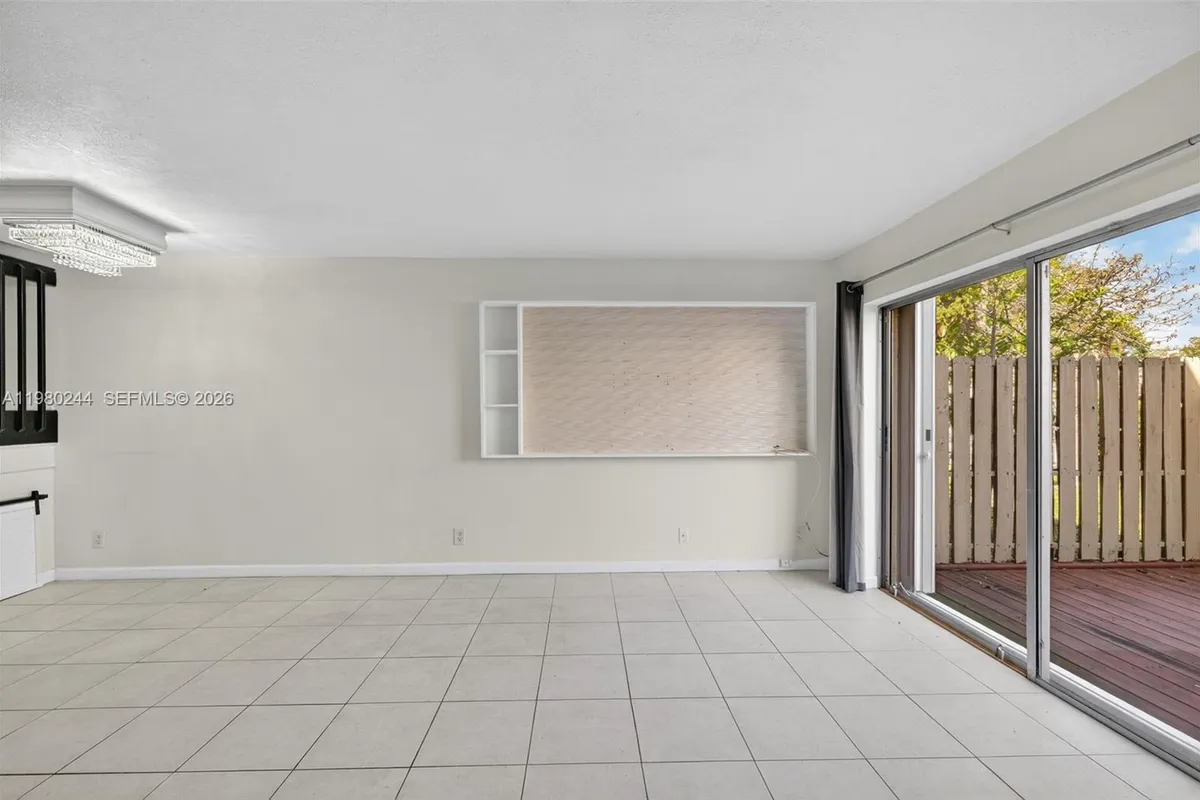 5843 Woodlands Blvd, Tamarac FL 33319