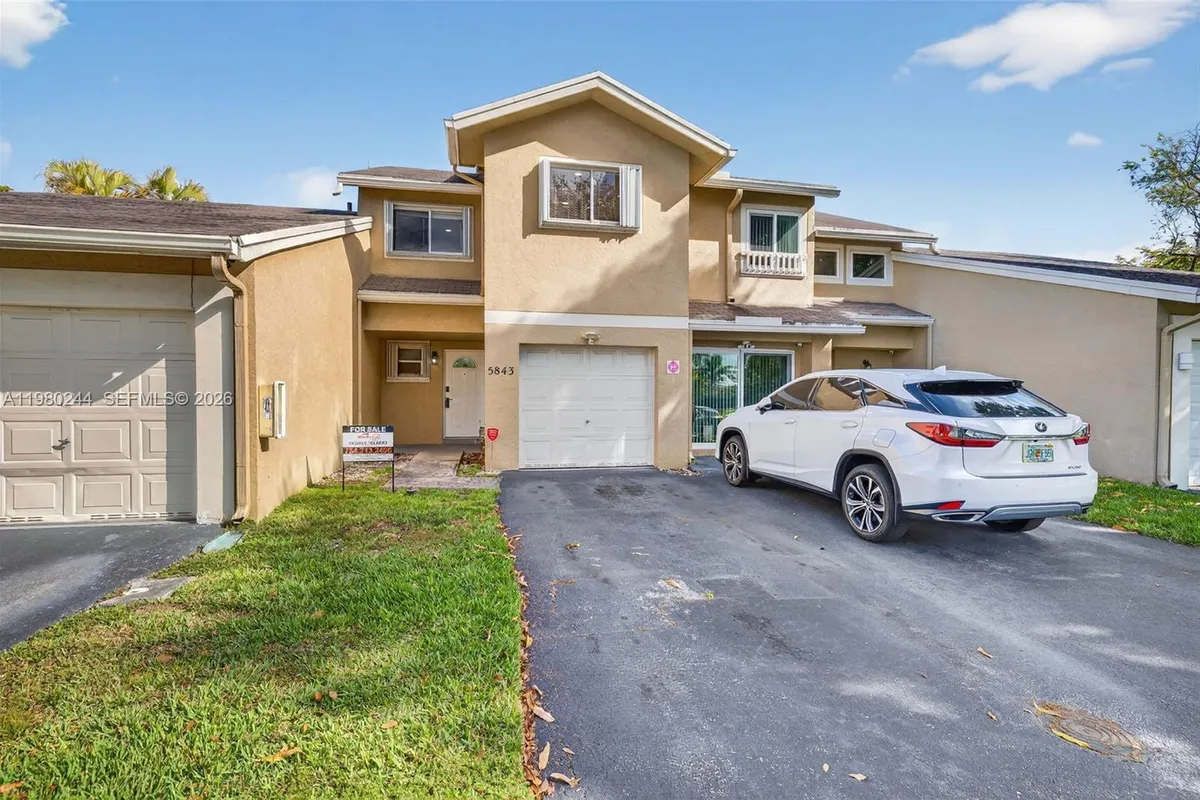5843 Woodlands Blvd, Tamarac FL 33319