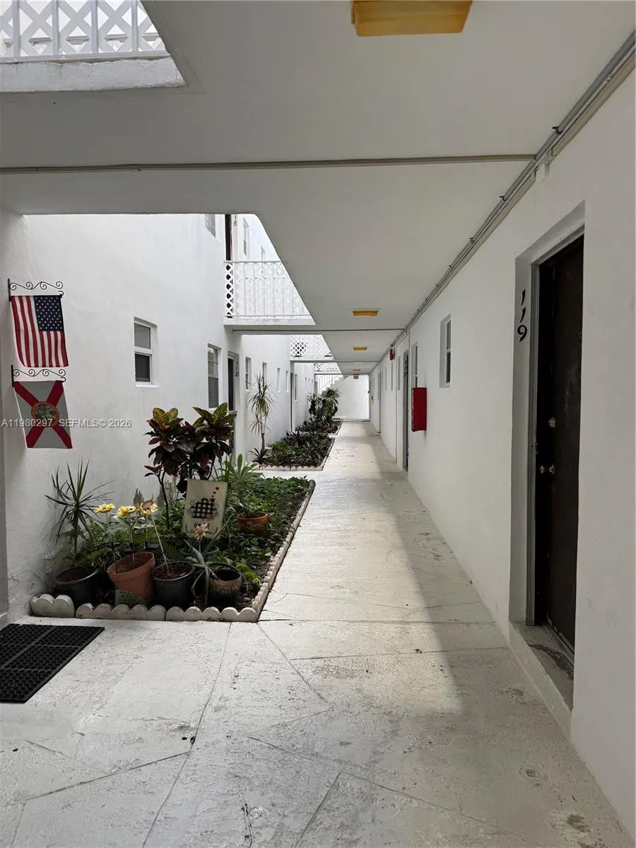 6507 Winfield Blvd, Margate FL 33063