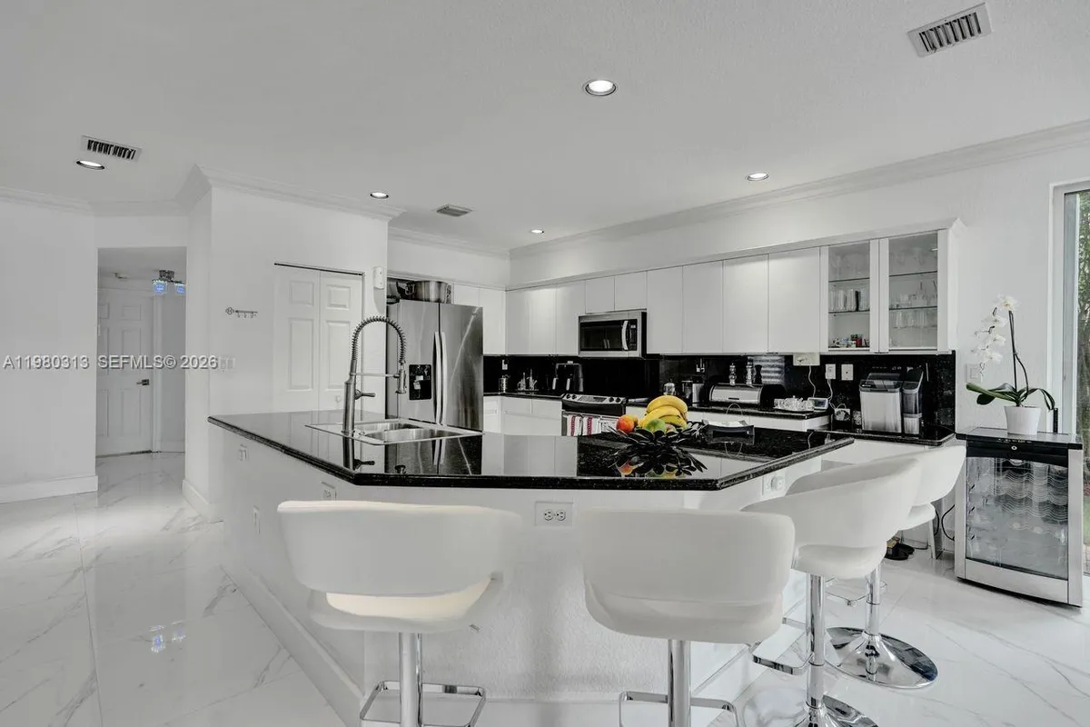 11008 NW 73rd St, Doral FL 33178