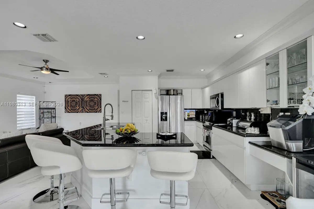 11008 NW 73rd St, Doral FL 33178