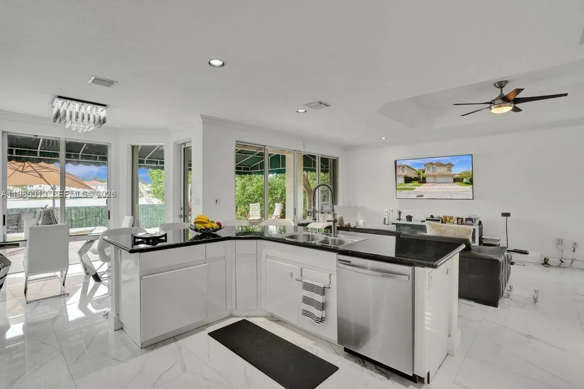 11008 NW 73rd St, Doral FL 33178