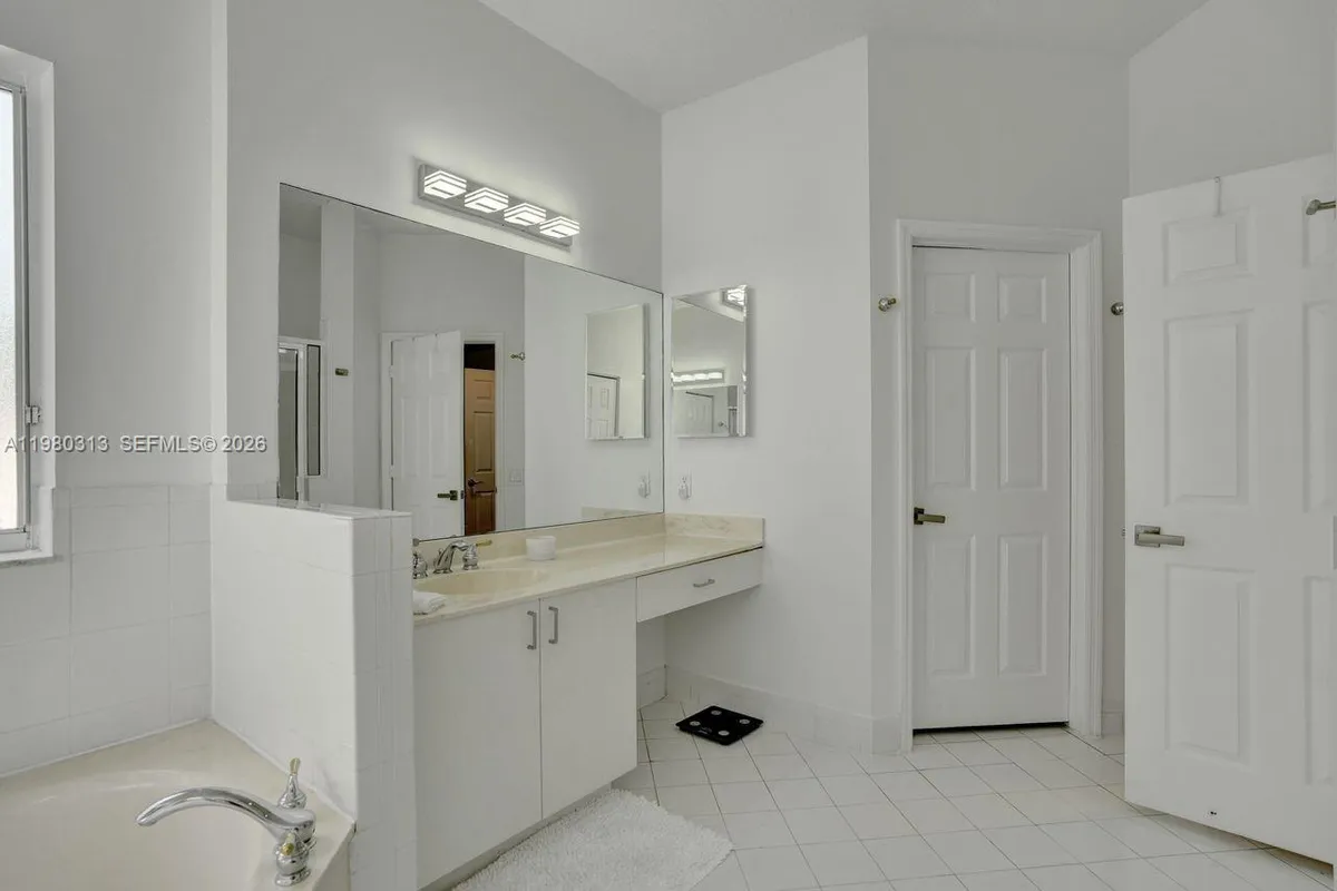 11008 NW 73rd St, Doral FL 33178