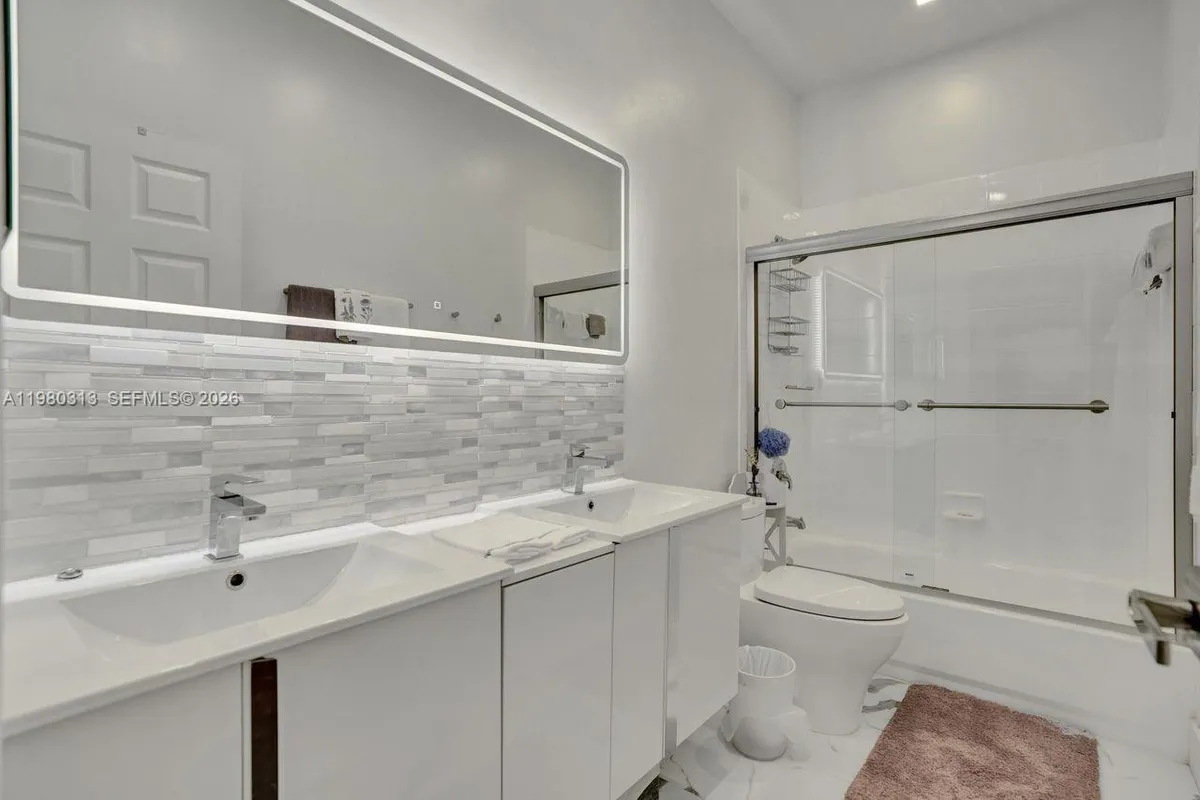 11008 NW 73rd St, Doral FL 33178