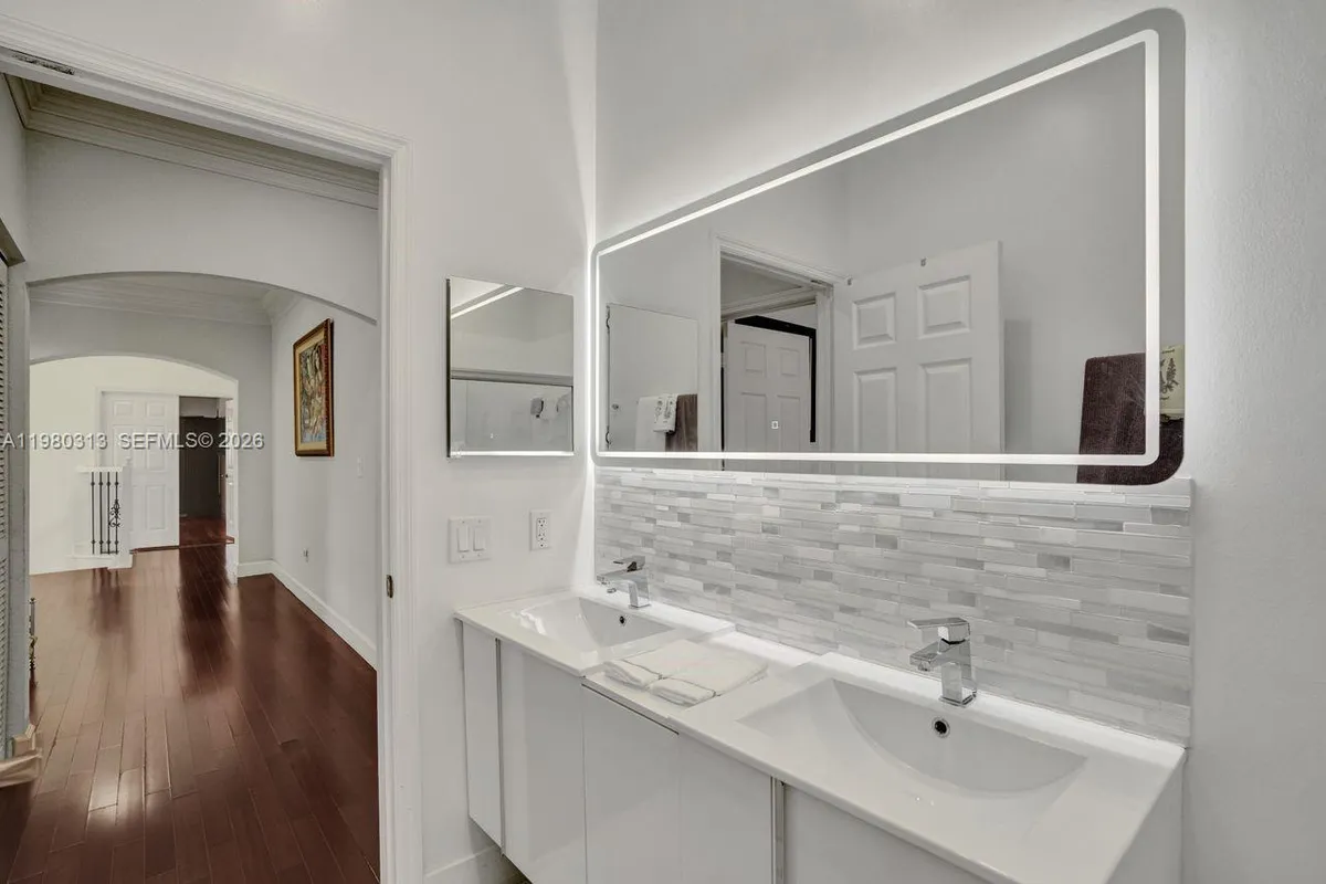 11008 NW 73rd St, Doral FL 33178