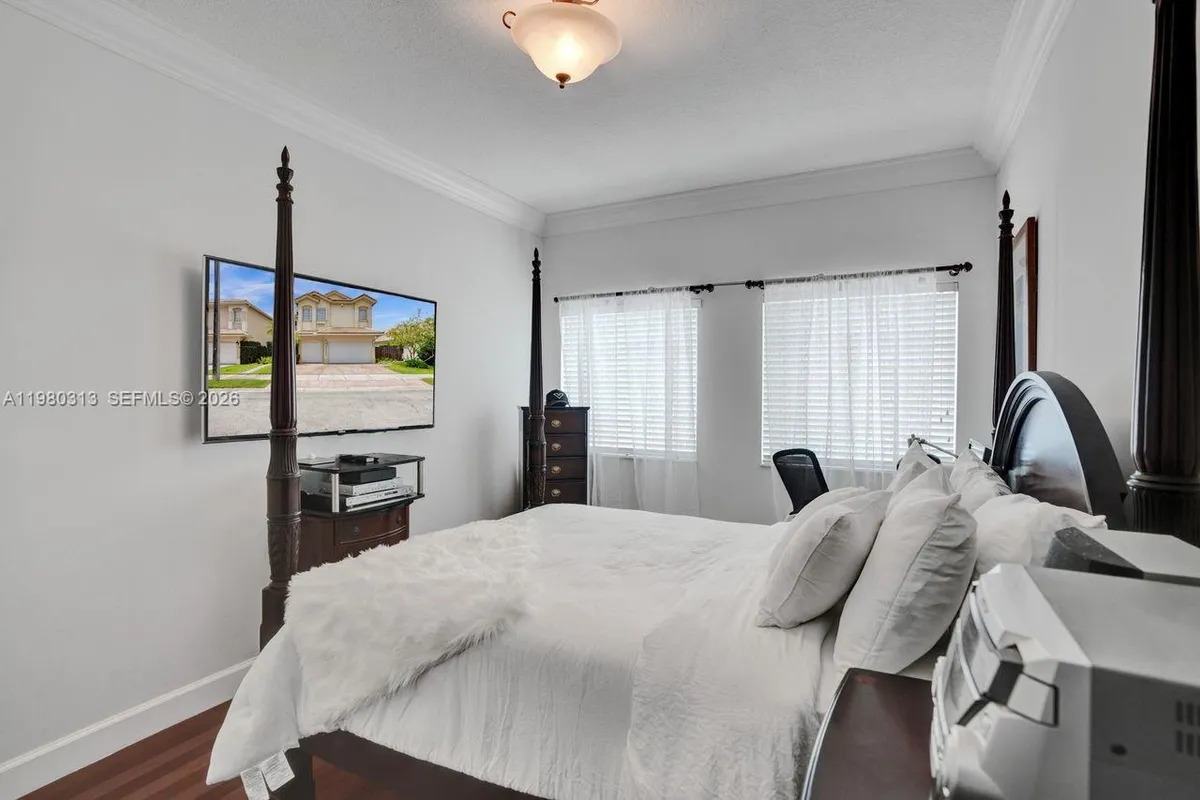 11008 NW 73rd St, Doral FL 33178