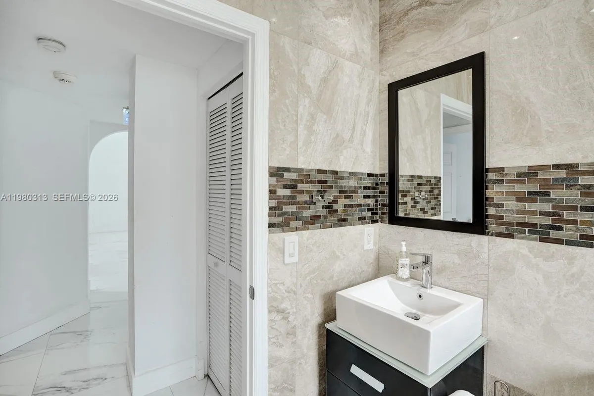 11008 NW 73rd St, Doral FL 33178