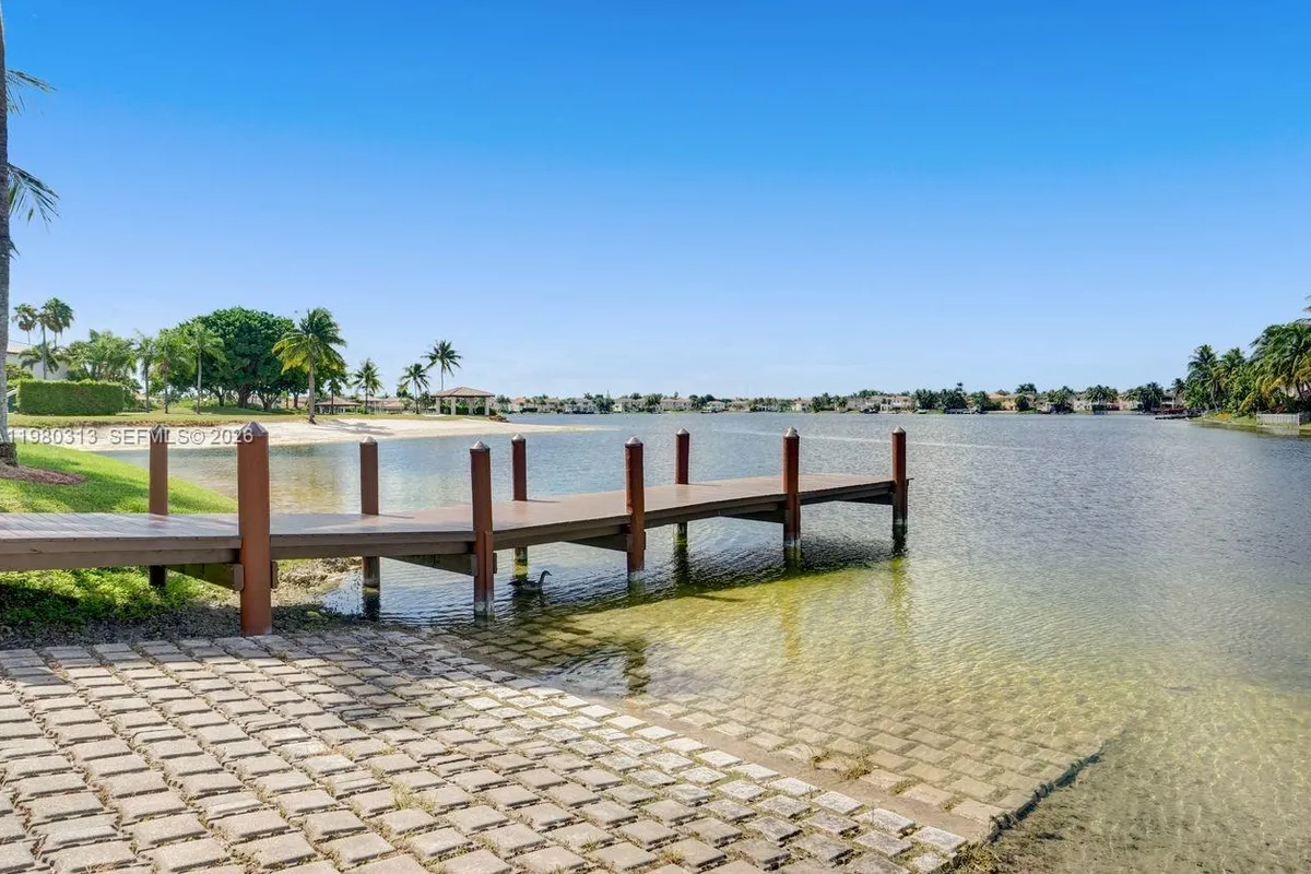 11008 NW 73rd St, Doral FL 33178