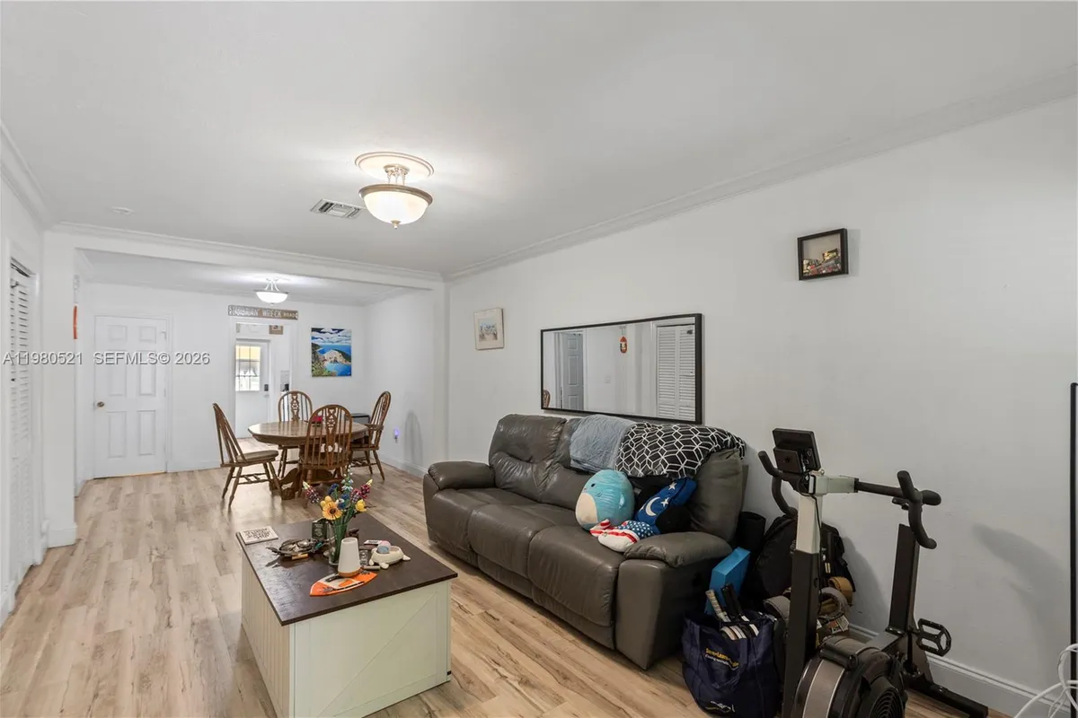 2532 SW 27 st, Miami FL 33133