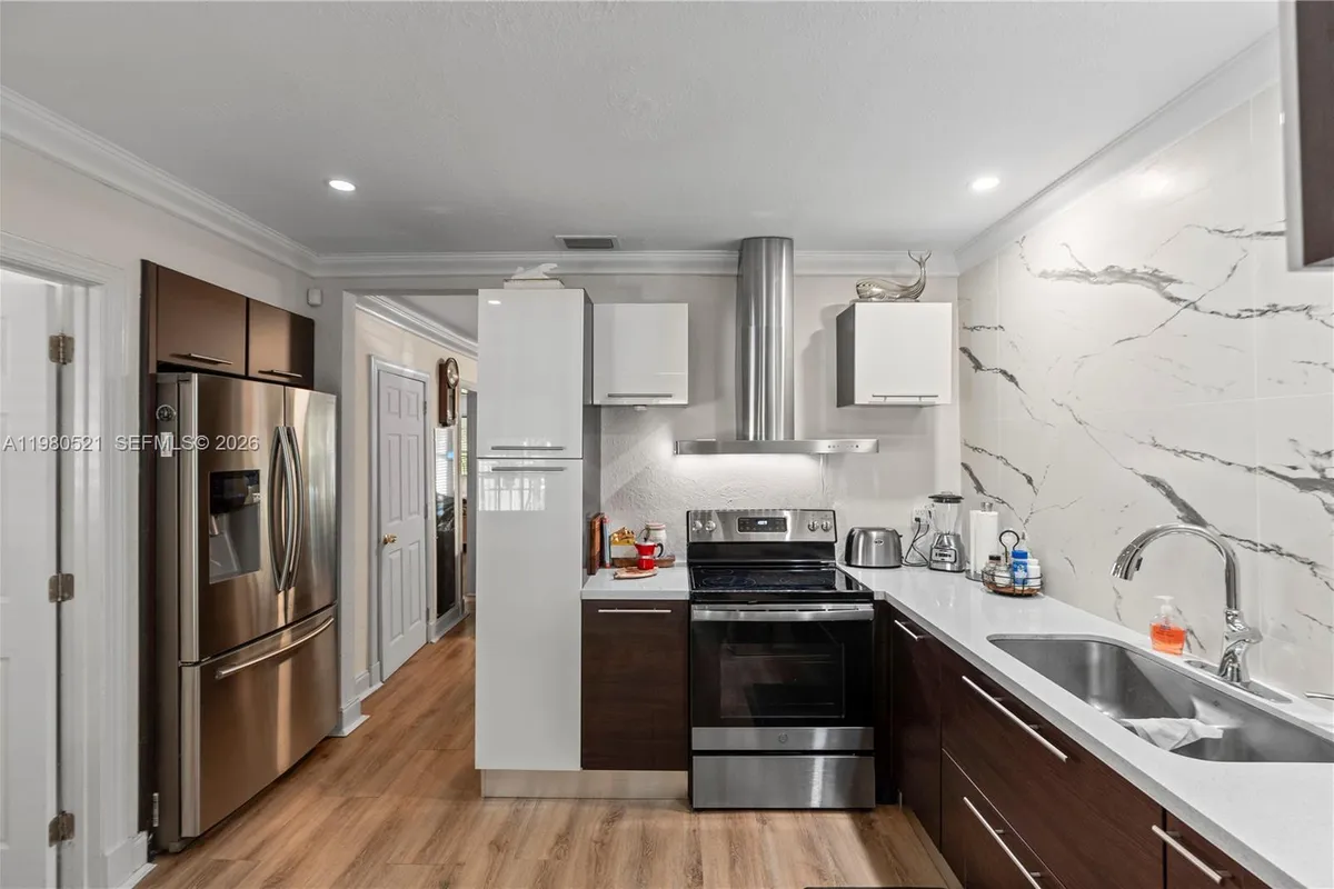 2532 SW 27 st, Miami FL 33133