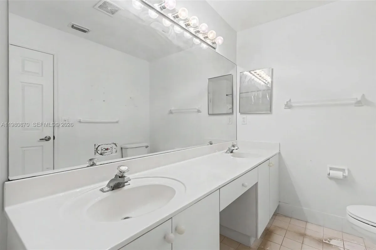 1550 N Trafalgar Cir, Hollywood FL 33020