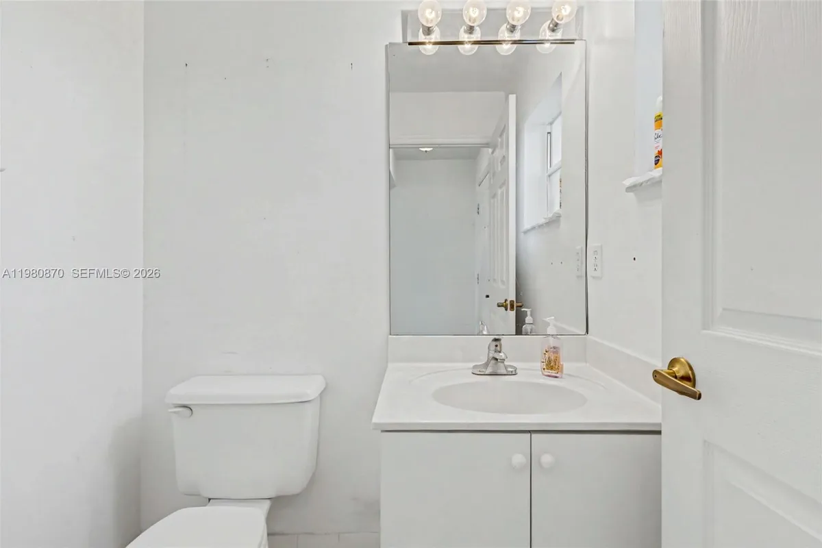 1550 N Trafalgar Cir, Hollywood FL 33020