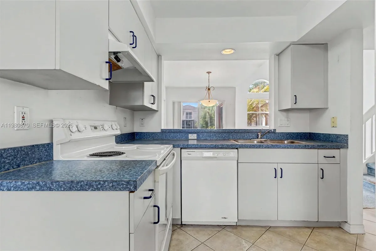 1550 N Trafalgar Cir, Hollywood FL 33020