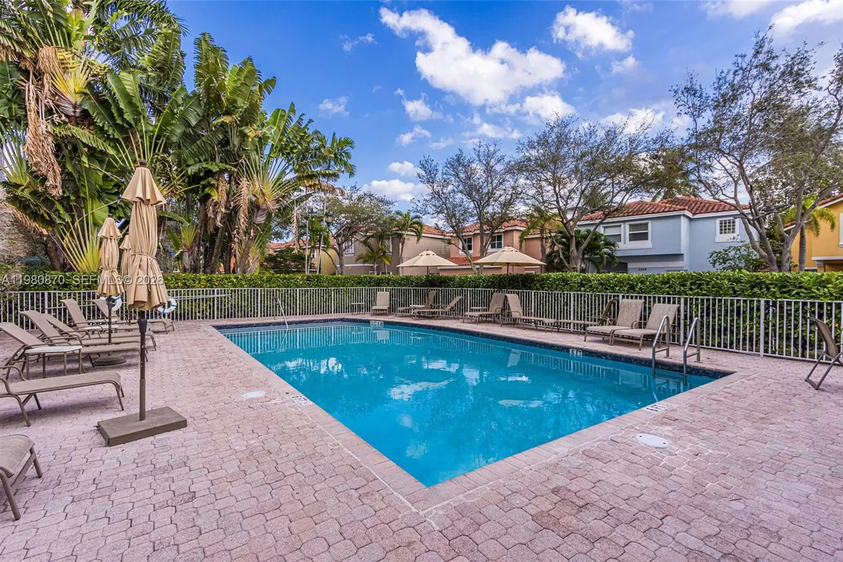 1550 N Trafalgar Cir, Hollywood FL 33020