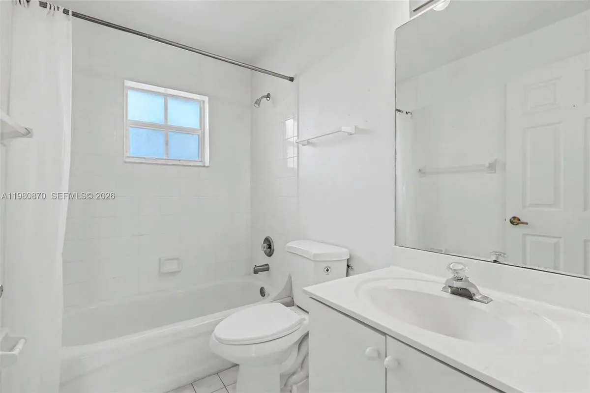 1550 N Trafalgar Cir, Hollywood FL 33020