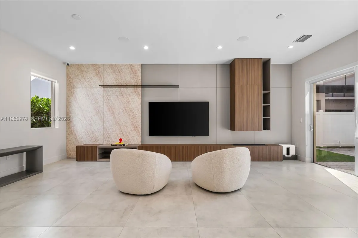 7453 NW 100th Ct, Doral FL 33178