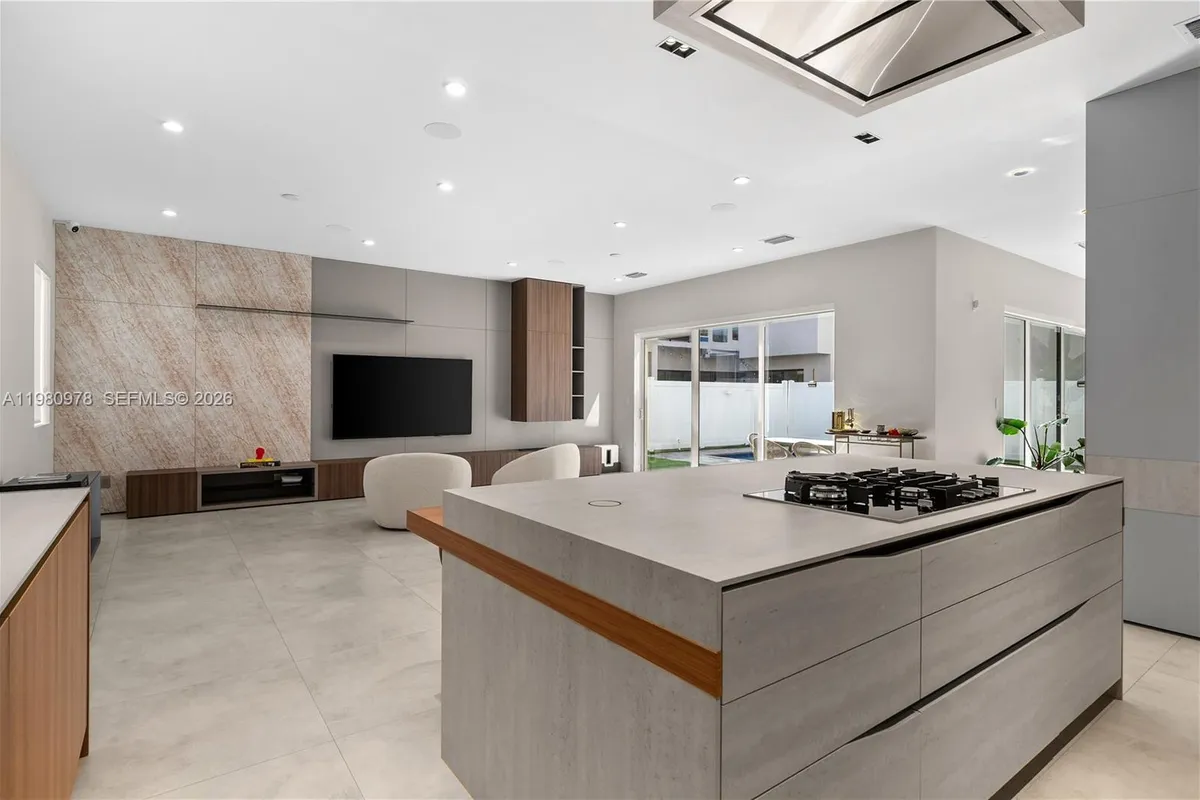 7453 NW 100th Ct, Doral FL 33178