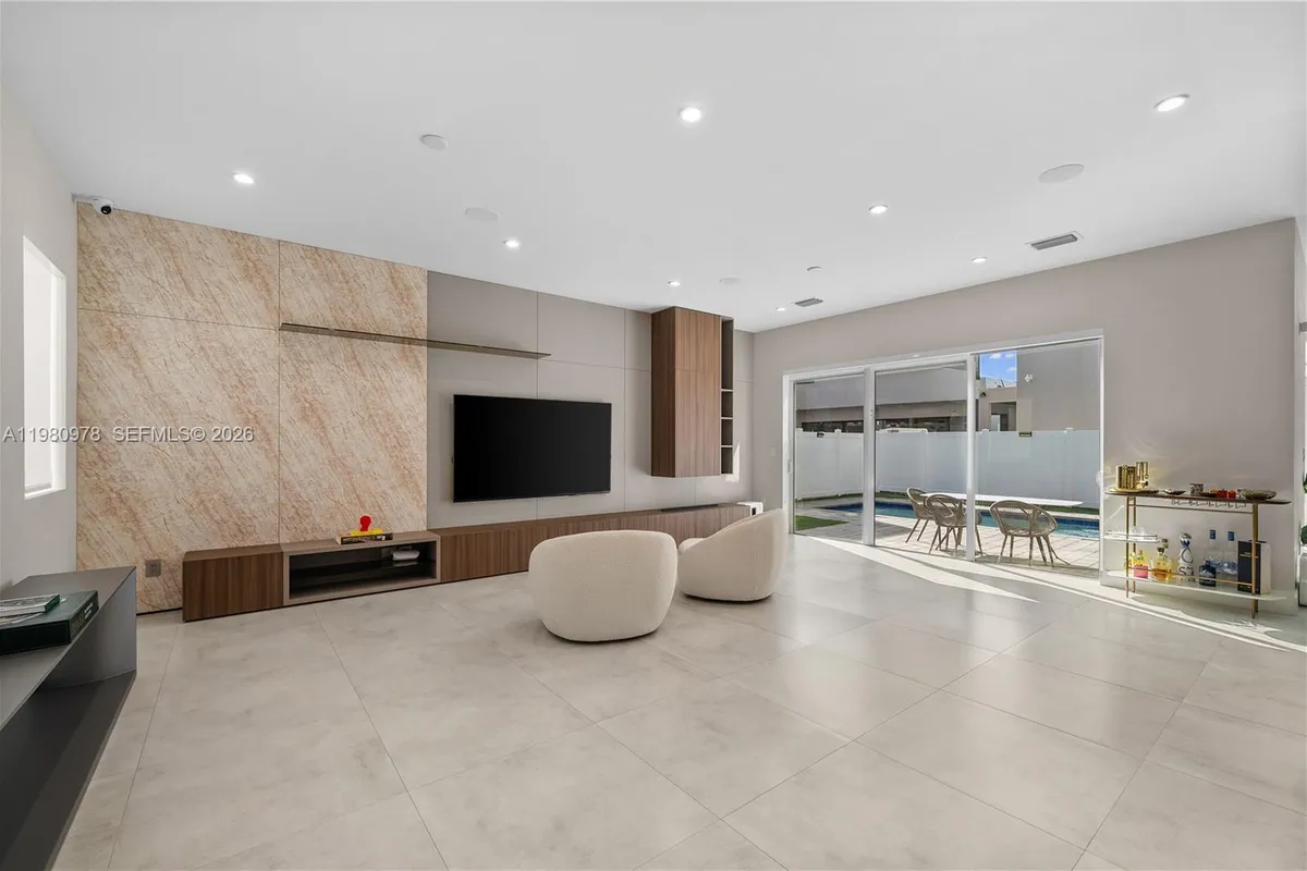 7453 NW 100th Ct, Doral FL 33178