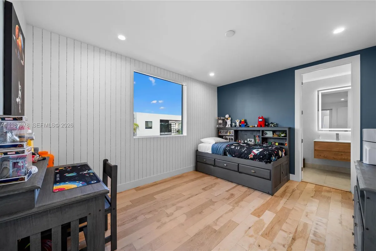 7453 NW 100th Ct, Doral FL 33178