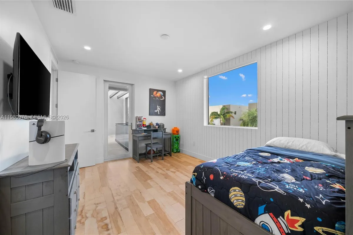 7453 NW 100th Ct, Doral FL 33178