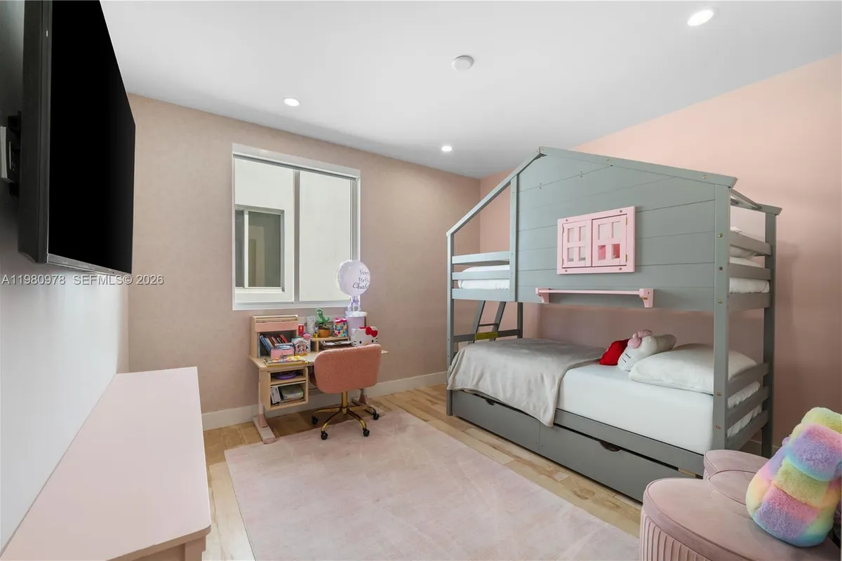 7453 NW 100th Ct, Doral FL 33178