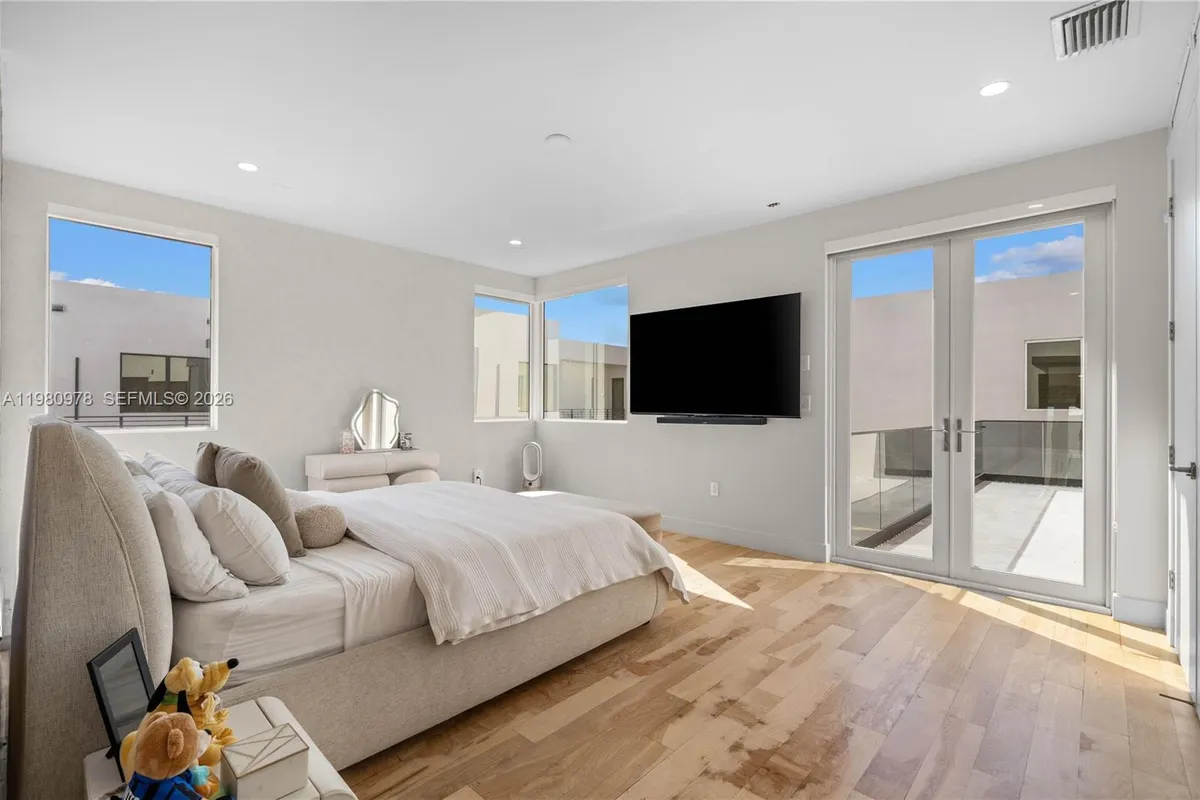 7453 NW 100th Ct, Doral FL 33178