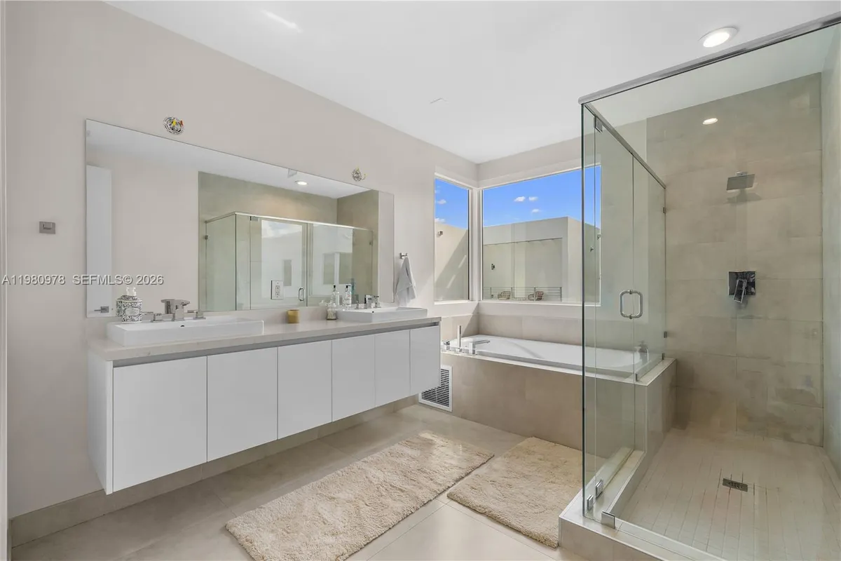 7453 NW 100th Ct, Doral FL 33178