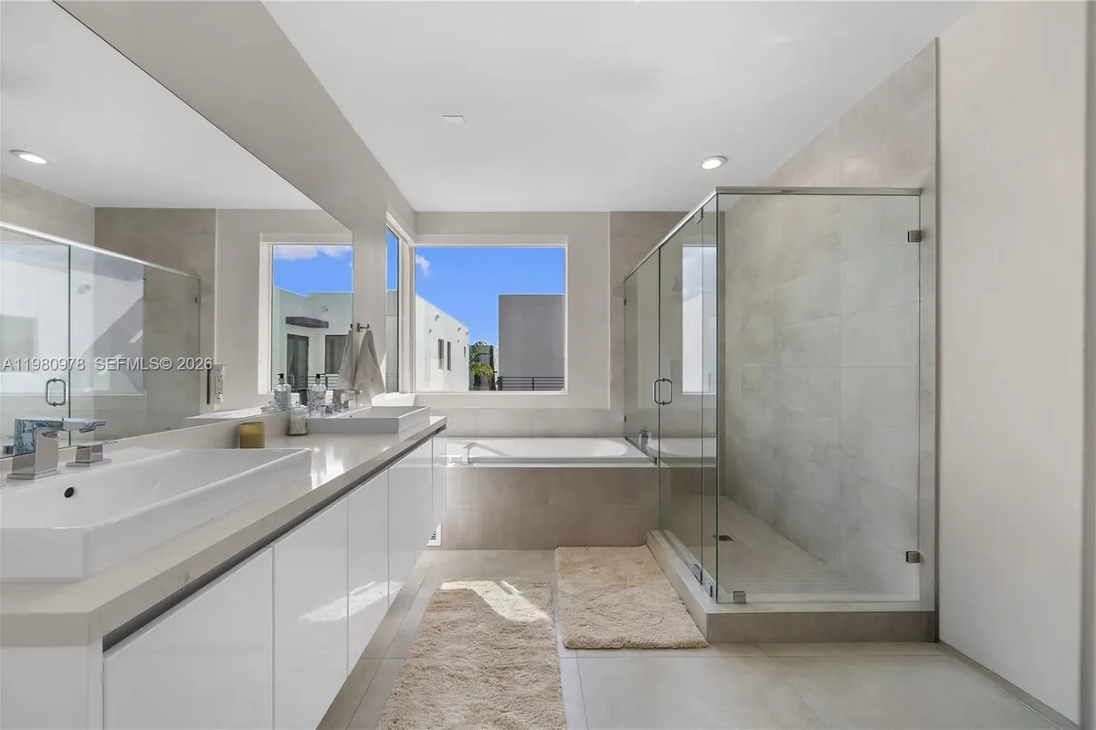 7453 NW 100th Ct, Doral FL 33178