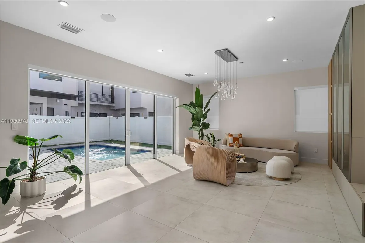 7453 NW 100th Ct, Doral FL 33178