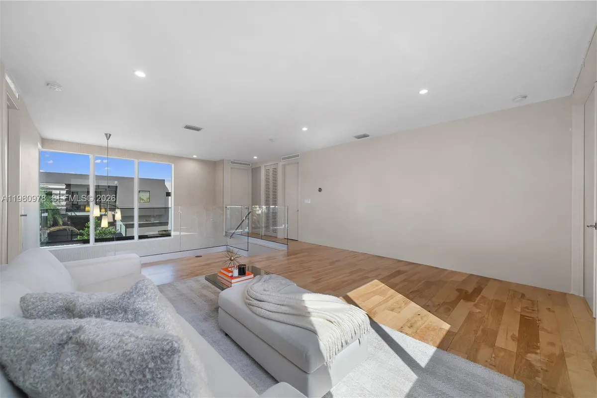 7453 NW 100th Ct, Doral FL 33178