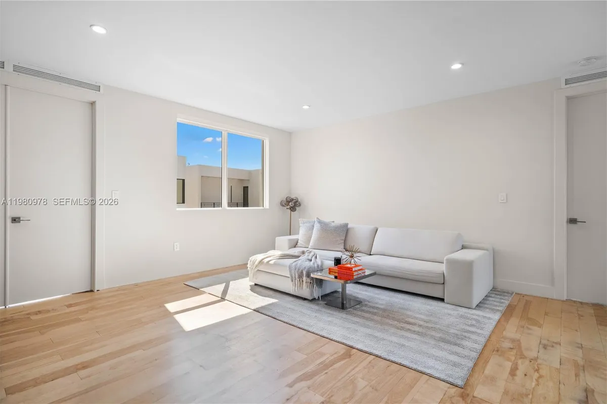 7453 NW 100th Ct, Doral FL 33178