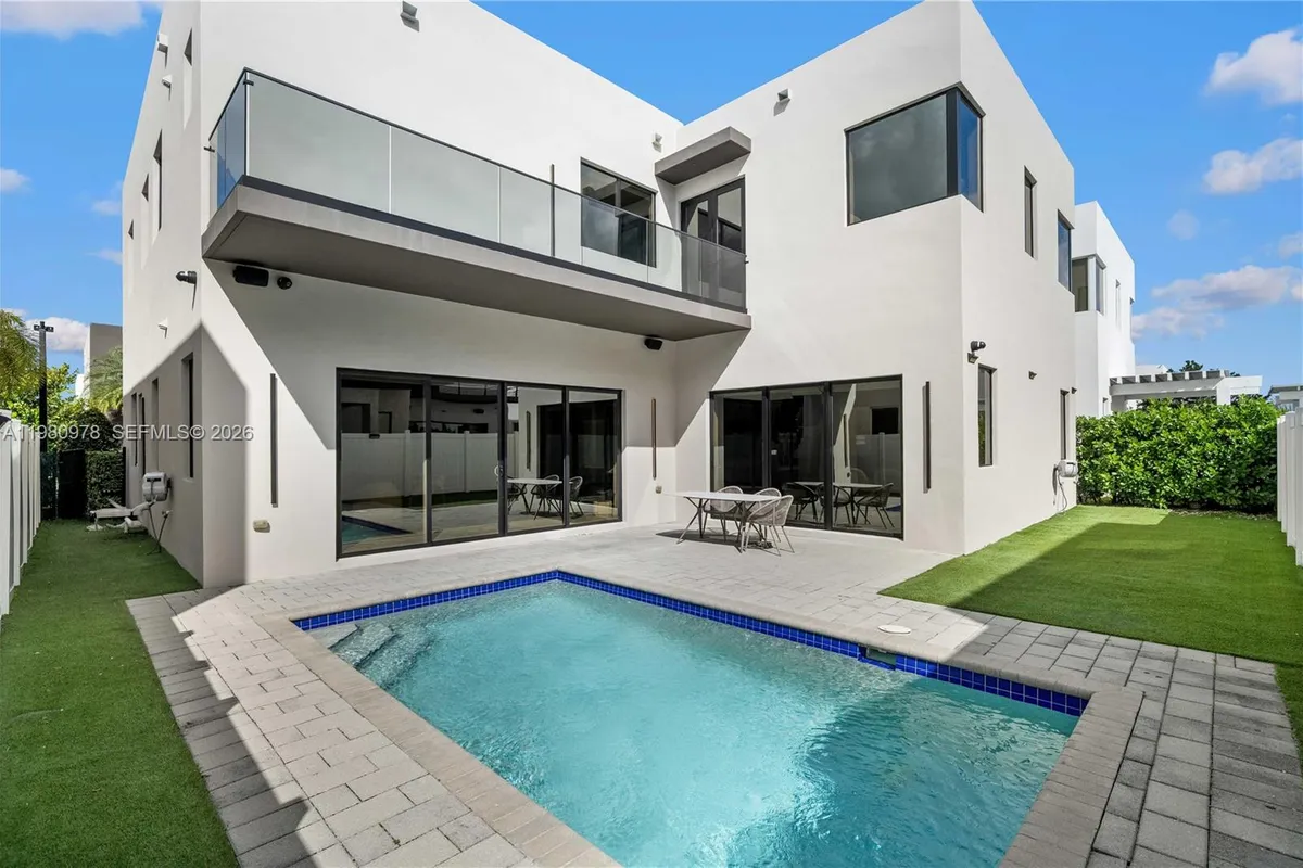 7453 NW 100th Ct, Doral FL 33178