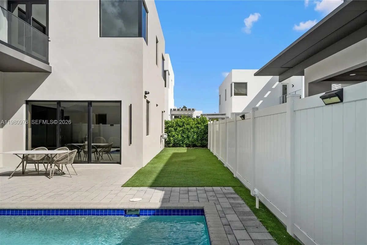 7453 NW 100th Ct, Doral FL 33178