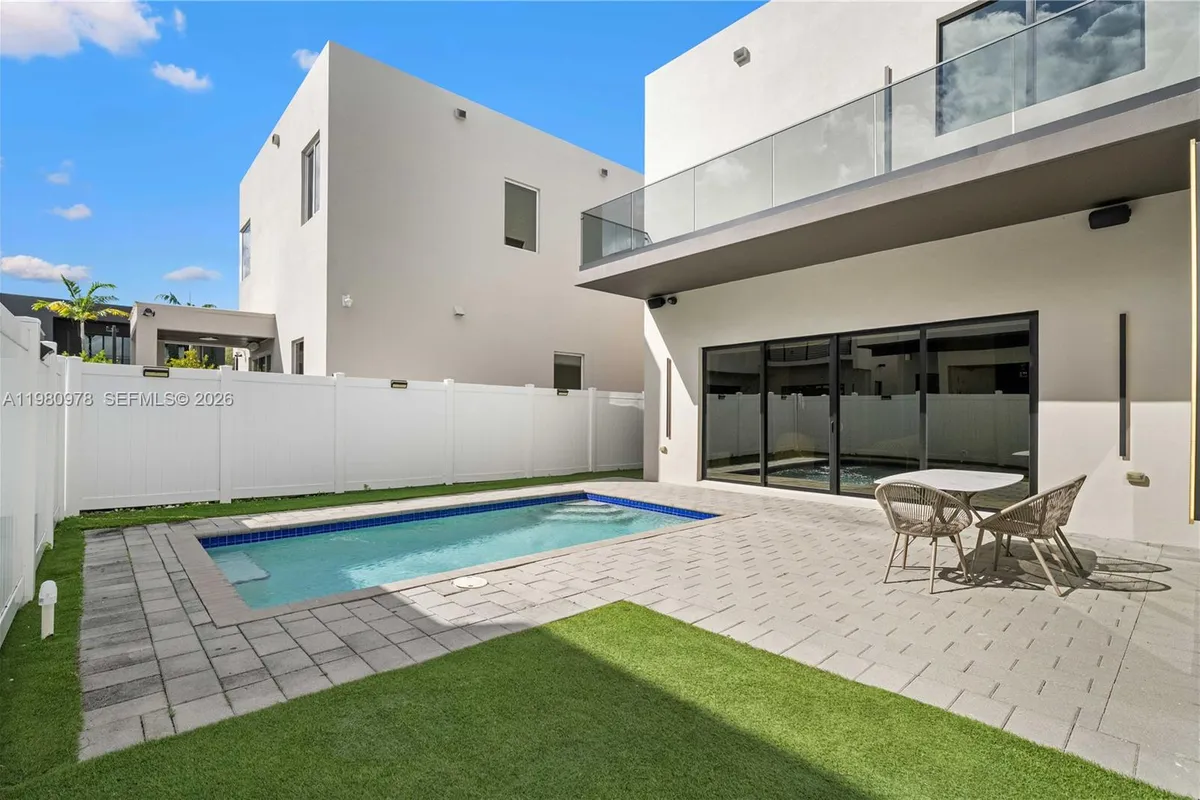 7453 NW 100th Ct, Doral FL 33178