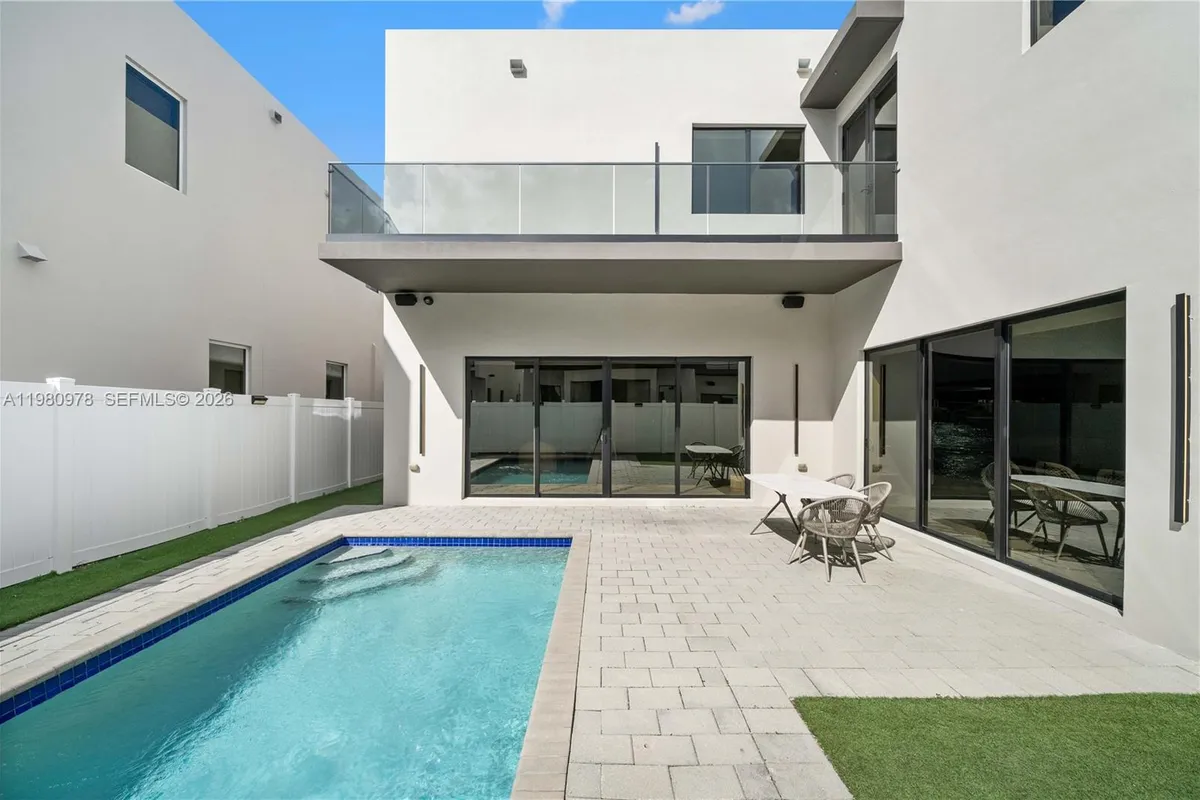 7453 NW 100th Ct, Doral FL 33178